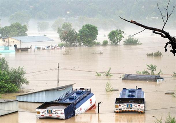 ΔΕΙΤΕ: Εικόνες-σοκ από την πλημμυρισμένη Ινδία - Φωτογραφία 9