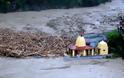 ΔΕΙΤΕ: Εικόνες-σοκ από την πλημμυρισμένη Ινδία - Φωτογραφία 11