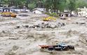 ΔΕΙΤΕ: Εικόνες-σοκ από την πλημμυρισμένη Ινδία - Φωτογραφία 2