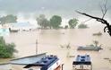 ΔΕΙΤΕ: Εικόνες-σοκ από την πλημμυρισμένη Ινδία - Φωτογραφία 9