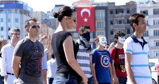 «Υπέρ» της διαμαρτυρίας του «όρθιου άνδρα» η τουρκική κυβέρνηση - Φωτογραφία 1
