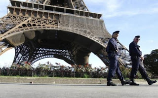 Γαλλία: Ήθελε να πηδήξει από τον πύργο του Άιφελ - Φωτογραφία 1