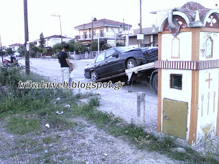 Έπεσε με το αυτοκίνητο σε διαφημιστική πινακίδα στα Τρίκαλα - Φωτογραφία 1