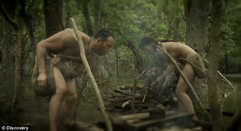 «Γυμνοί και φοβισμένοι» το νέο ριάλιτι που προκαλεί σοκ: Ένα ζευγάρι παρατημένο στη ζούγκλα χωρίς νερό, τροφή και ρoύχα - Φωτογραφία 2