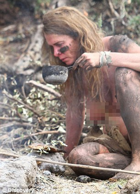 «Γυμνοί και φοβισμένοι» το νέο ριάλιτι που προκαλεί σοκ: Ένα ζευγάρι παρατημένο στη ζούγκλα χωρίς νερό, τροφή και ρoύχα - Φωτογραφία 7
