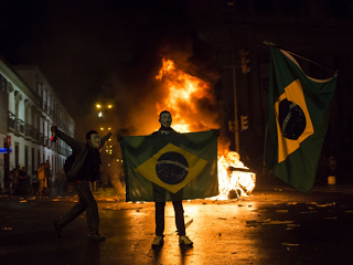 Ανυποχώρητοι οι διαδηλωτές στη Βραζιλία - Φωτογραφία 1