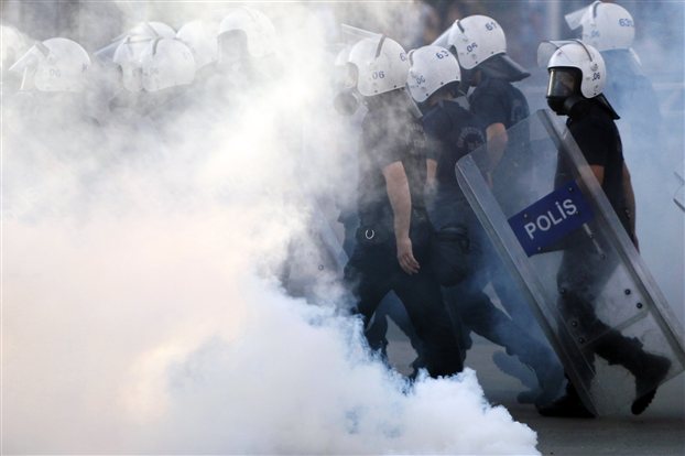 Χημικό όπλο τα δακρυγόνα στην Ταξίμ καταγγέλουν οι τούρκοι γιατροί - Φωτογραφία 1