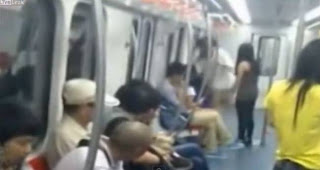 Βίντεο-ΣΟΚ: Tην έδειραν για μια θέση στο μετρό - Φωτογραφία 1