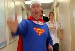 Ο διευθυντής που ντύθηκε ...superman για να διαφημίσει το νοσοκομείο του [video] - Φωτογραφία 1