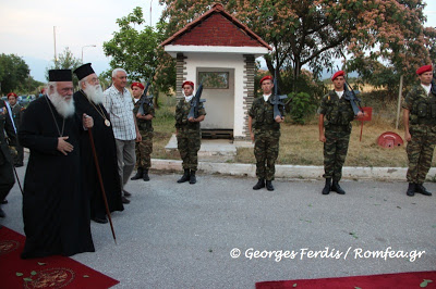 Ο Αρχιεπίσκοπος ύψωσε την ελληνική σημαία στα ελληνοσκοπιανά σύνορα [Photos] - Φωτογραφία 10