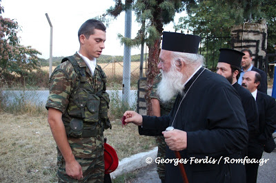 Ο Αρχιεπίσκοπος ύψωσε την ελληνική σημαία στα ελληνοσκοπιανά σύνορα [Photos] - Φωτογραφία 11