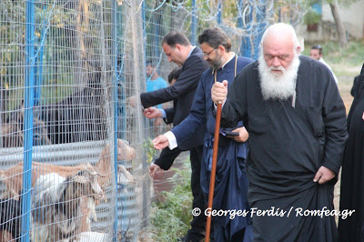 Ο Αρχιεπίσκοπος ύψωσε την ελληνική σημαία στα ελληνοσκοπιανά σύνορα [Photos] - Φωτογραφία 4