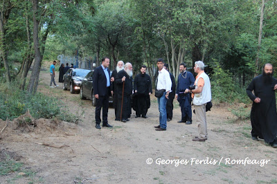 Ο Αρχιεπίσκοπος ύψωσε την ελληνική σημαία στα ελληνοσκοπιανά σύνορα [Photos] - Φωτογραφία 7