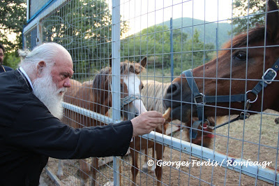 Ο Αρχιεπίσκοπος ύψωσε την ελληνική σημαία στα ελληνοσκοπιανά σύνορα [Photos] - Φωτογραφία 9