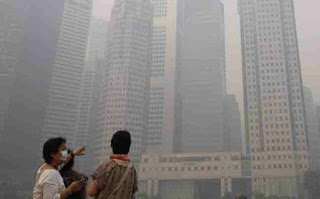 Πνίγεται στην αιθαλομίχλη η Σιγκαπούρη - Φωτογραφία 1