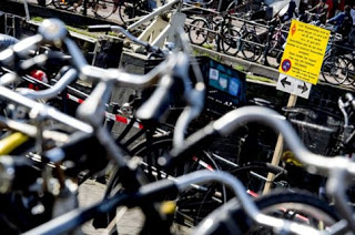 Ανεξέλεγκτο το πρόβλημα των ποδηλάτων στο Άμστερνταμ! - Φωτογραφία 1