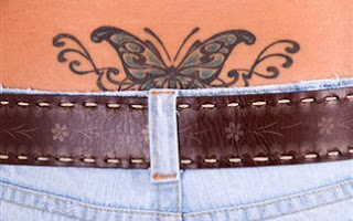 «Μαγνήτης» για τους άντρες τα γυναικεία τατουάζ χαμηλά στην πλάτη - Φωτογραφία 1
