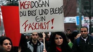 Γερμανία: 80.000 διαδηλωτές κατά του Ερντογάν - Φωτογραφία 1