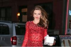 Γυναικάρα με τα κόκκινα η Miranda Kerr