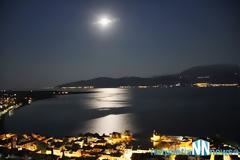 Φανταστικές φωτογραφίες από το Κάστρο της Ναυπάκτου με θέα την Πανσέληνο – το Λιμάνι και την Γέφυρα