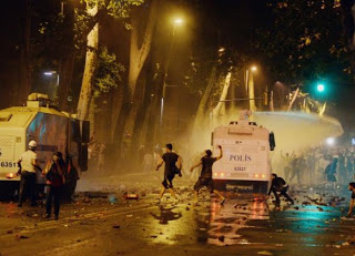 Τουρκία: Η αστυνομία επιτέθηκε σε δημοσιογράφο [Video] - Φωτογραφία 1