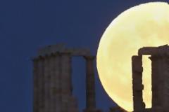 H χθεσινή Πανσέληνος στο Σούνιο τρελαίνει τα διεθνή μέσα ενημέρωσης
