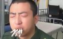 Σοκ το κόψιμο καπνίσματος στο στρατό της Κίνας - Φωτογραφία 1