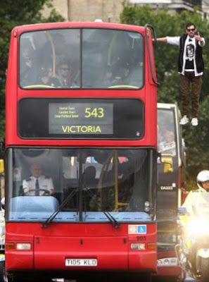 Ένας... αιωρούμενος επιβάτης λεωφορείου στη Βρετανία! - Φωτογραφία 3