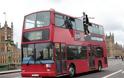 Ένας... αιωρούμενος επιβάτης λεωφορείου στη Βρετανία! - Φωτογραφία 1