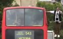 Ένας... αιωρούμενος επιβάτης λεωφορείου στη Βρετανία! - Φωτογραφία 3