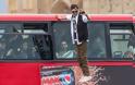 Ένας... αιωρούμενος επιβάτης λεωφορείου στη Βρετανία! - Φωτογραφία 6