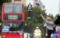 Ένας... αιωρούμενος επιβάτης λεωφορείου στη Βρετανία! - Φωτογραφία 7