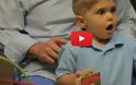 Η στιγμή που ένα κωφό αγόρι 3 ετών ακούει για πρώτη φορά τη φωνή του πατέρα του [video]