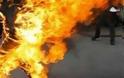 ΣΟΚ στη Θεσσαλονίκη: Tου έβαλε φωτιά μπροστά στα μάτια των περαστικών