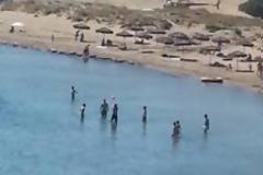 Eπιχειρηματίες κατεβαίνουν με το ελικόπτερο στην παραλία, πίνουν καφέ και αποχωρούν σε σύννεφα σκόνης