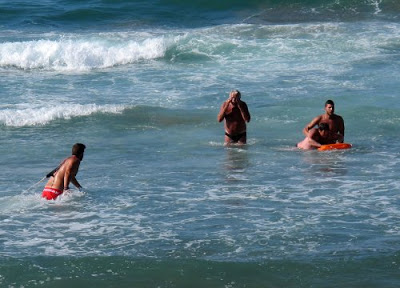 Την έσωσαν πριν την καταπιούν τα κύματα - Φωτογραφία 2