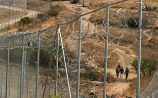 Μετανάστες όρμησαν στο μεθοριακό φράχτη στο Μαρόκο - Φωτογραφία 1