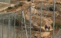 Μετανάστες όρμησαν στο μεθοριακό φράχτη στο Μαρόκο
