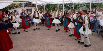 Συνεχίζουν το ταξίδι τους στην παράδοση τα χορευτικά του Παγκαλαβρυτινού - Φωτογραφία 2