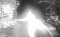 ΗΠΑ: Μυστηριώδης φιγούρα εμφανίζεται σε πάρκο - Φωτογραφία 1