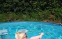 Η Tζούλια Αλεξανδράτου δροσίζεται στην... φουσκωτή πισίνα της - Φωτογραφία 4