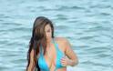 Η Anais Zanotti με μπλέ μπικίνι στην παραλία του Miami - Φωτογραφία 2