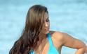 Η Anais Zanotti με μπλέ μπικίνι στην παραλία του Miami - Φωτογραφία 5