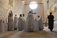 Εκατοντάδες τουρίστες παρακολούθησαν σήμερα το πρωί την θεία λειτουργία στο ιστορικό μνημείο του Αγίου Πέτρου.