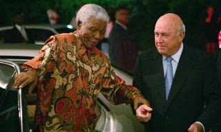 Ο τελευταίος πρόεδρος του Απαρτχάιντ στο προσκεφάλι του Μαντέλα - Φωτογραφία 1