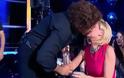 Το γλυκό φιλί του Κρατερού στην Κατερίνα Καραβάτου - Δείτε το video