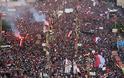 «Κόκκινη κάρτα» στον Μόρσι από εκατοντάδες χιλιάδες διαδηλωτές στην Ταχρίρ