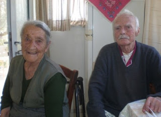 Εκείνος 97 και εκείνη 93 δίνουν τη συνταγή της μακροζωίας! - Φωτογραφία 1