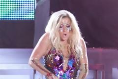Kesha: Άλλη μια τολμηρή εμφάνιση στη σκηνή
