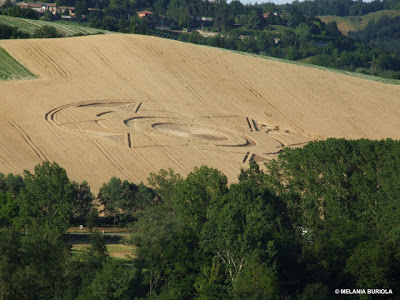 Εντυπωσιακό αγρογλυφικό εμφανίστηκε στην Ιταλία! Δείτε το βίντεο! - Φωτογραφία 3